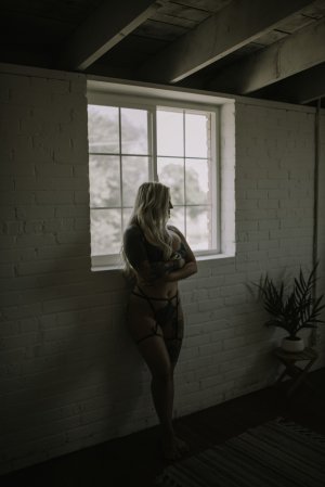 Auriana escorts in Carbondale